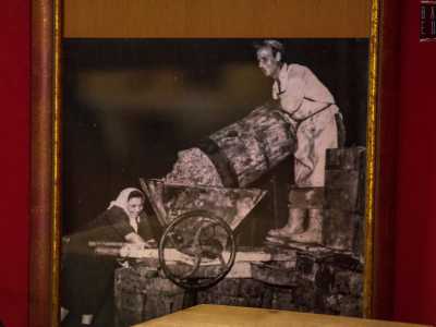 L'attivit� nasce nel 1880 con il bisnonno Donato, bravissimo innestatore conosciuto in tutto il Meridione. �Per fare un esempio la nostra famiglia ha portato la tradizione del tendone a protezione delle vigne fino in Abruzzo�, sottolinea Vito